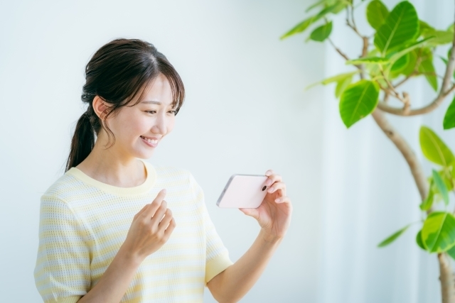 電話をかける女性